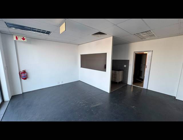 325M² WAREHOUSE TO LET IN LONGLAKE